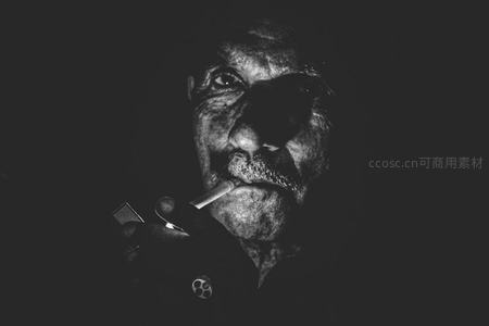 烟斗老人面部特写黑白影像