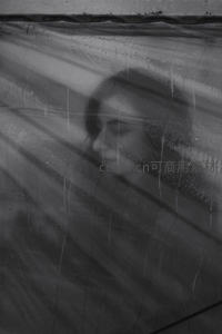 玻璃后朦胧女子侧影