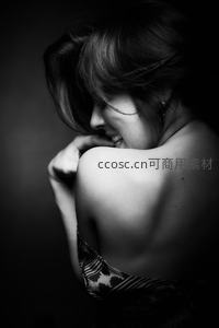 侧颜微笑的温柔瞬间