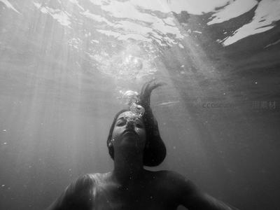 水下仰望阳光的宁静瞬间
