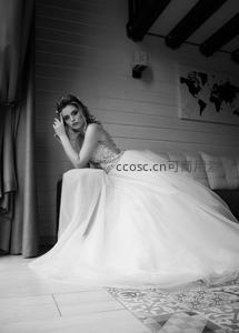 新娘优雅坐于沙发之上