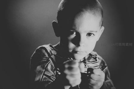 黑白光影下的男孩拳击姿态