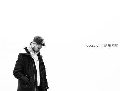 雪地中低头沉思的男子