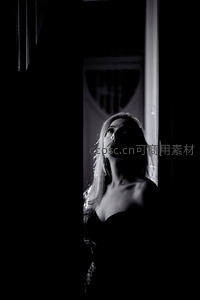 门缝中仰望的神秘女子