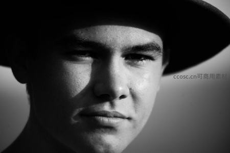 戴帽青年的深邃眼神