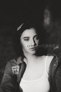 黑白光影中的少女沉思瞬间