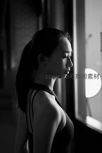 窗边沉思的女子侧影黑白写真