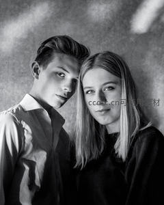 年轻情侣亲密依偎的黑白肖像