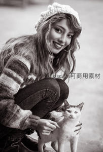 微笑女孩与猫咪温馨互动时刻