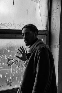 窗边沉思的街头青年