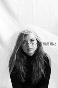 薄紗覆面少女凝視鏡頭眼神深邃