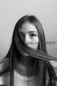 长发飞扬的少女眼神深邃