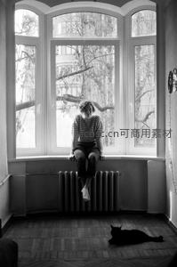 窗边少女与黑猫午后时光