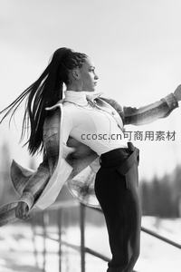 雪中舞者姿态优雅黑白写真