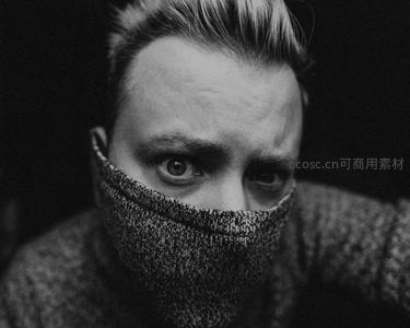 神秘男子高领遮面凝视镜头