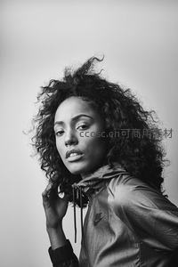 卷发女子黑白肖像特写