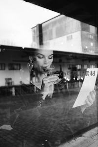 窗边品酒女子倒影