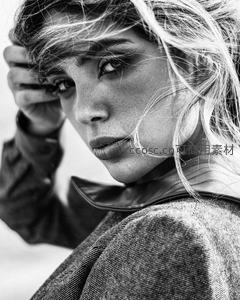 金发女子眼神特写