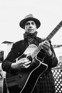 街头吉他手演奏瞬间