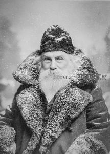 雪中长须老者，毛皮大衣显威严