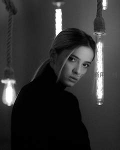 光影交错下冷艳女子回眸凝视