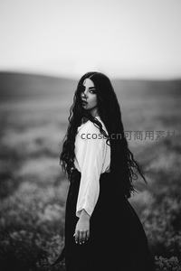 旷野中回眸的黑发女子