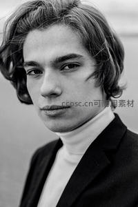 卷发青年凝视镜头，经典黑白肖像写真