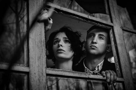 破窗后的凝望，黑白影像中的故事感