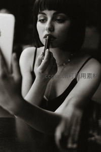 黑白光影下的唇妆时刻