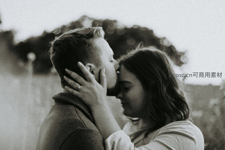 温柔相拥的黑白之吻