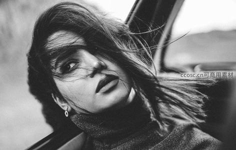 风中发丝飞扬的侧颜