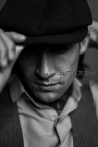 帽檐下的深邃眼神