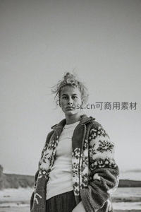 海边凝望远方的少女