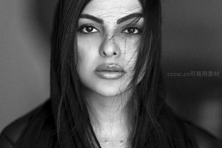 深邃眼神女性黑白特写