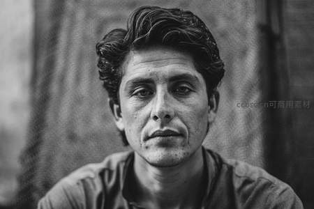 黑白肖像中的深邃眼神与岁月痕迹