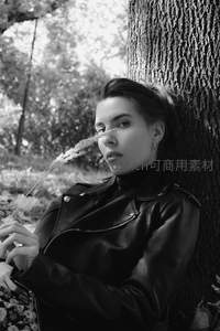 树影下的皮衣少女与自然的邂逅