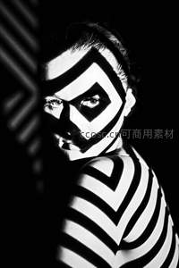 几何光影下的神秘面孔