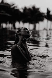 水中仰望的女子侧影