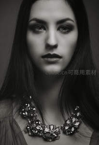 黑白光影下的优雅女性肖像
