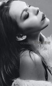 闭目享受宁静时光的柔美侧影