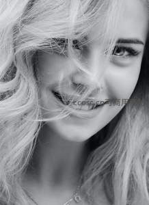 黑白光影下的灿烂笑容