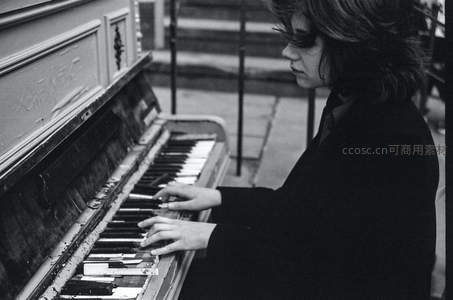 街头钢琴师的专注演奏