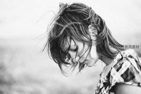 风中低首的忧郁少女