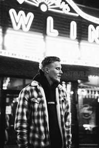 霓虹灯下漫步的都市青年