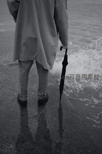 雨后海边，孤独身影持伞伫立