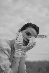 复古美人戴手套轻抚面颊