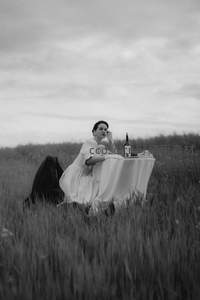 田野野餐，白衣女子独享宁静