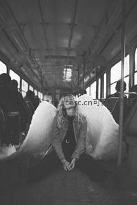 地铁天使，闭目沉思的翅膀少女