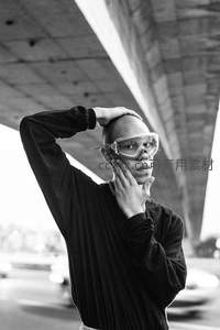 桥下青年戴护目镜摆造型