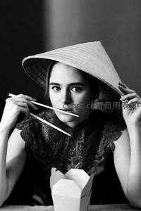 戴斗笠持筷子的东方美食时刻